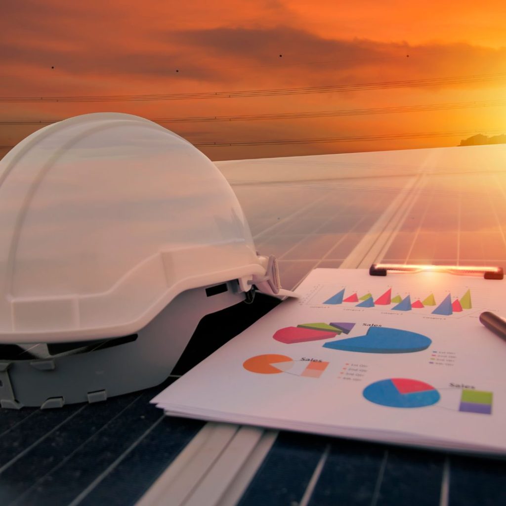 Panneaux solaires casque de chantier et diagnostiques