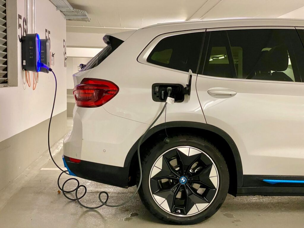 Une voiture électrique est en train de charger sur une borne IRVE